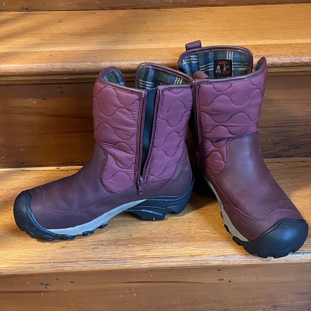 Keen Women's Winter Boots - Burgundy and Black